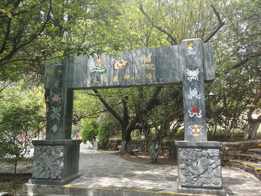 大自然神廣場(chǎng)門(mén)